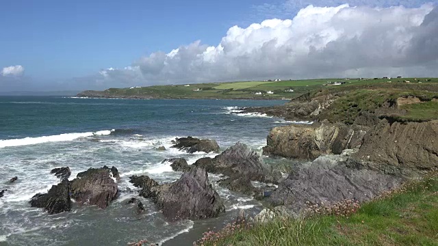 爱尔兰西科克海岸景观与岩石和海浪视频素材