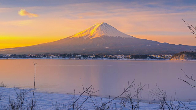 4k时间间隔日本冬季富士山的日出景象视频素材