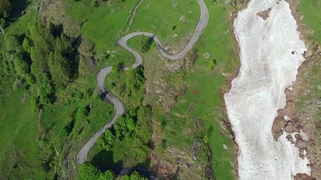 空中飞行:飞越意大利阿尔卑斯山脉上蜿蜒的山路，夏日冒险自驾游视频素材