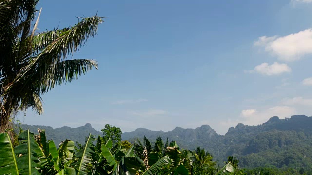 在蓝天的映衬下，山峦是沉思的风景视频素材