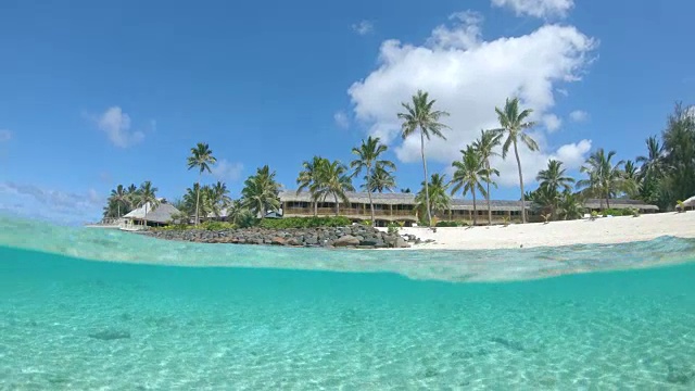 半水下木制的海滨度假胜地俯瞰空旷的白色沙滩视频素材