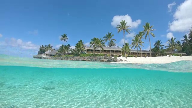 半水下风景酒店在异国情调的白色沙滩上。视频素材