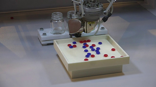 robotarm对蓝色药丸进行分类视频素材