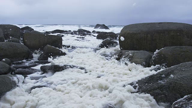 海沫和岩石视频素材