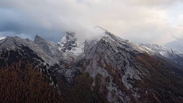 德国，贝希特斯加登，拉姆索，瓦兹曼和霍克卡尔特山脉附近的空中时间流逝视频素材