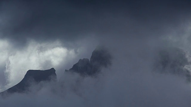 Saltstraumen设计的山和云，位于挪威Bodø视频素材