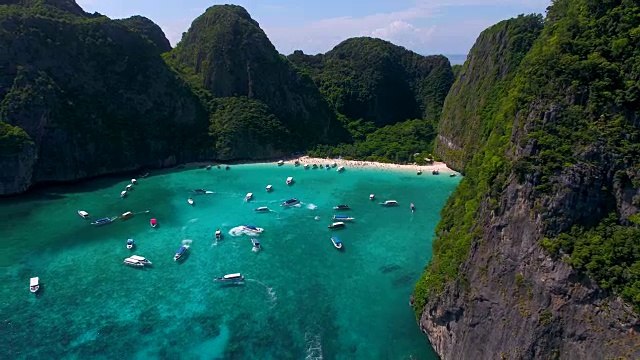 2018年5月16日，泰国玛雅湾。长尾船停泊在著名的玛雅湾和游客在海滩上视频素材