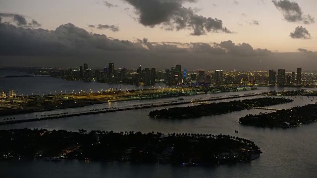 比斯坎湾岛屿的广角镜头，以迈阿密市中心为背景视频素材