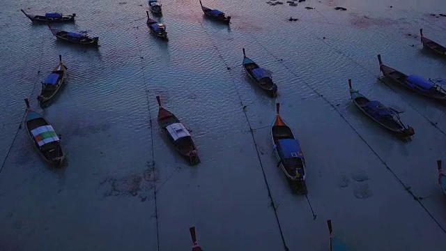 鸟瞰图的热带海滩，长尾船，皮划艇和岩石海岸与水晶清澈的绿松石水，泰国，沙顿视频素材