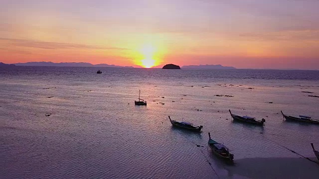 鸟瞰图的热带海滩，长尾船，皮划艇和岩石海岸与水晶清澈的绿松石水，泰国，沙顿视频素材