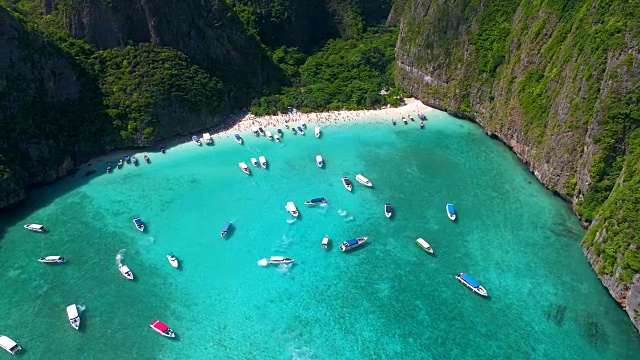 2018年5月16日，泰国玛雅湾。长尾船停泊在著名的玛雅湾和游客在海滩上视频素材