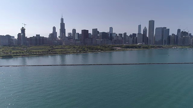 一架无人机从密歇根湖上空飞向伊利诺伊州芝加哥市中心，观看谢德水族馆视频素材