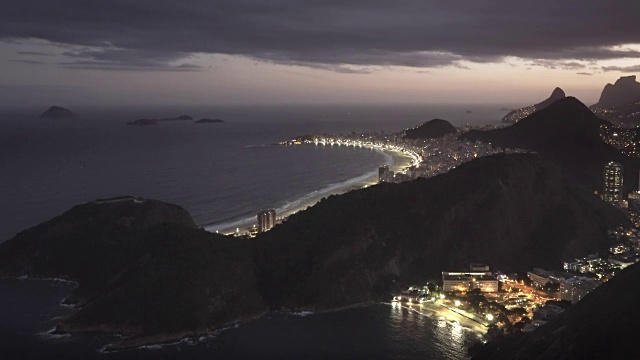 夜间拍摄的科帕卡巴纳海滩从面包山在里约热内卢视频素材