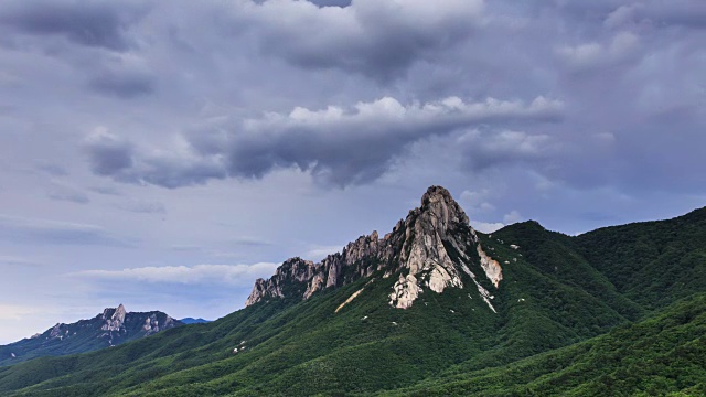 蔚山岩和雪山的广阔视野视频素材