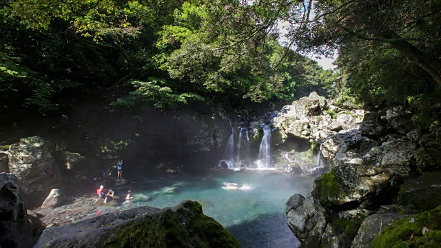 在济州岛的Donnaeko休闲区山谷瀑布的观点视频素材