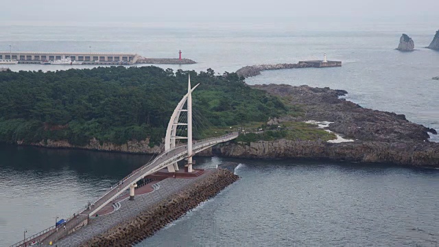 从白天到晚上观赏济州岛的赛景洋桥视频素材