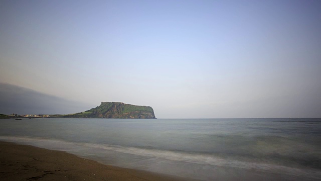 济州岛的Seongsanilchulbong(山)和Gwangchigi海滩视频素材