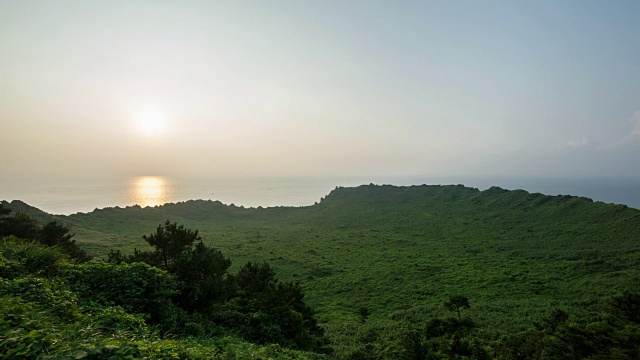 在济州岛的Seongsanilchulbong(山山)的日出视频素材