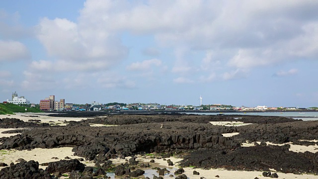 在济州岛Hyeopjae海滩风力涡轮机的观点视频素材