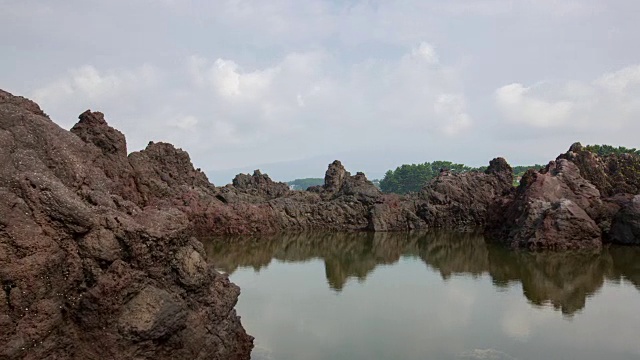 济州岛西浦的Socheonji(休眠火山)视频素材