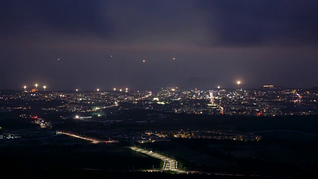 从日落到夜晚，在济州岛的Munseom岛(韩国自然纪念碑421)和西浦市视频素材