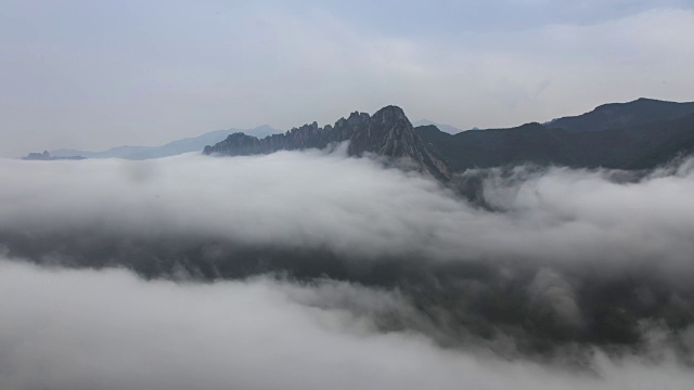 雪山蔚山岩上的云海视频素材