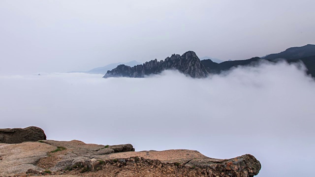 雪山蔚山岩上的云海视频素材