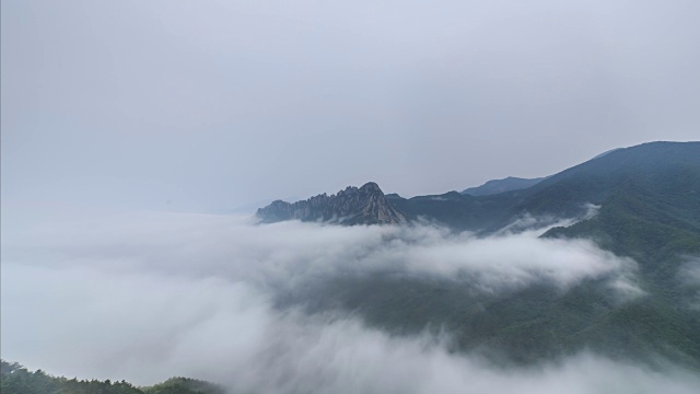 雪山蔚山岩上的云海视频素材