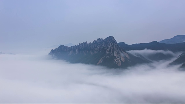 雪山蔚山岩上的云海视频素材