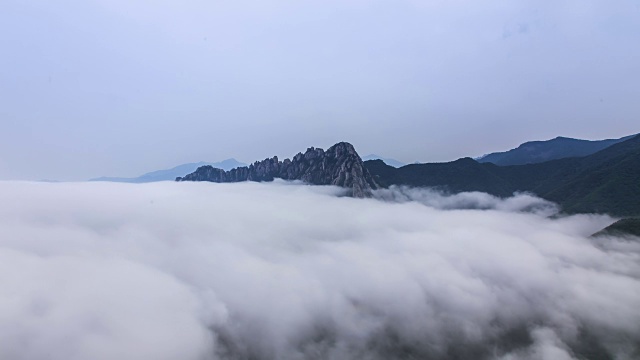 雪山蔚山岩上的云海视频素材