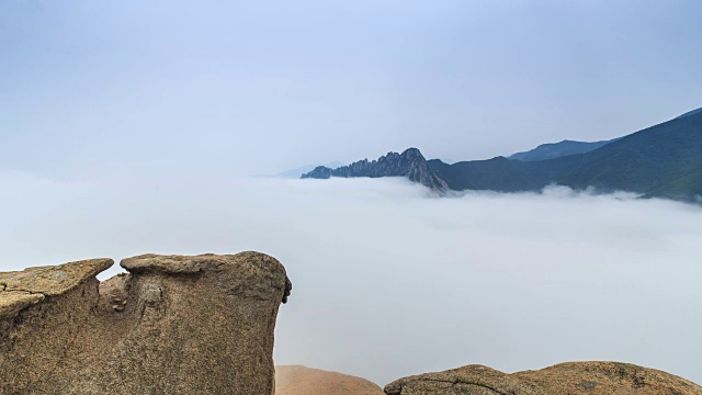 雪山蔚山岩上的云海视频素材