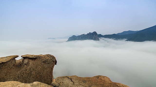 雪山蔚山岩上的云海视频素材