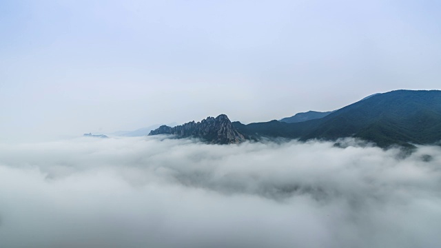 雪山蔚山岩上的云海视频素材