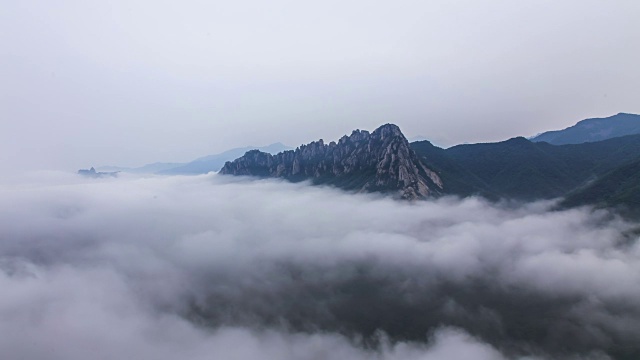 雪山蔚山岩上的云海视频素材