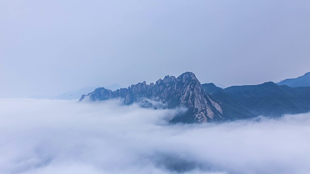 雪山蔚山岩上的云海视频素材