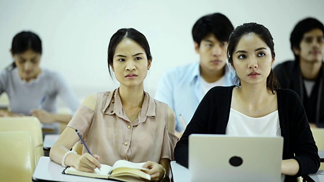 今天我要完成这项研究。在大学里，学生在教室里学习。视频素材