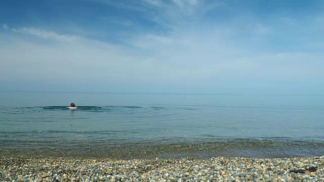 人类在海里游泳视频素材