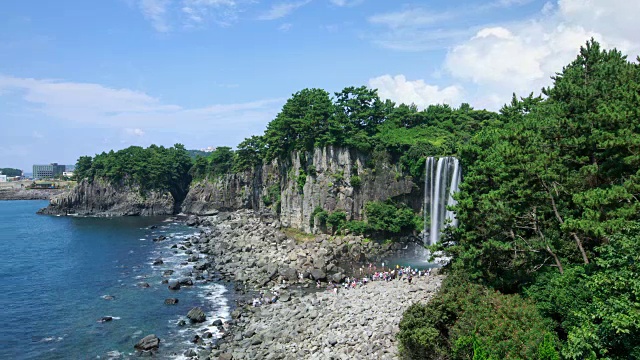 郑邦瀑布和济州岛的人们视频素材