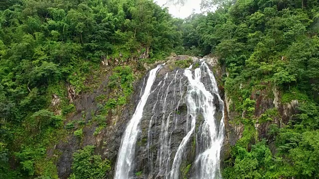 Klong Lan瀑布在Kampeang phet priince，泰国。视频素材