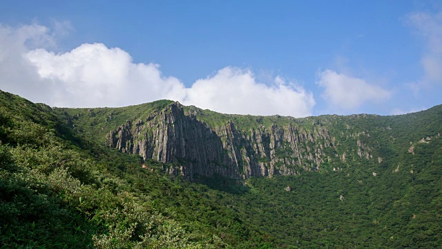 位于济州岛的Hallasan山(联合国教科文组织世界遗产)国家公园的Byeongpung岩视频素材