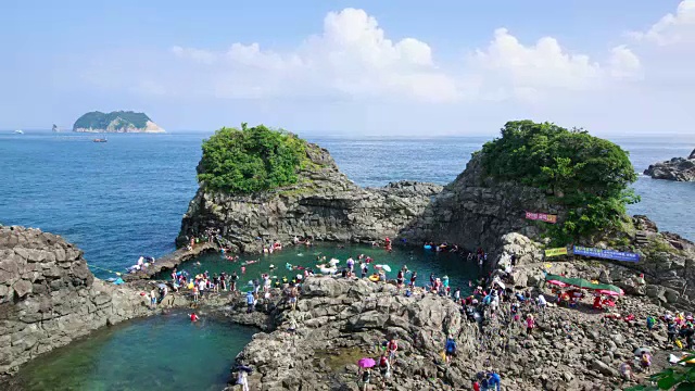 人们在黄屋基海滩的seonnyeang(天然泳池)浮潜视频素材