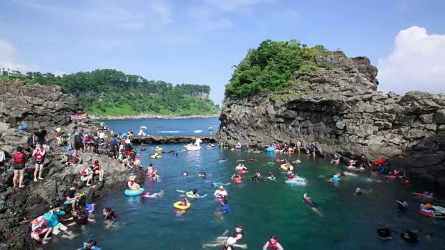 人们在黄屋基海滩的seonnyeang(天然泳池)浮潜视频素材