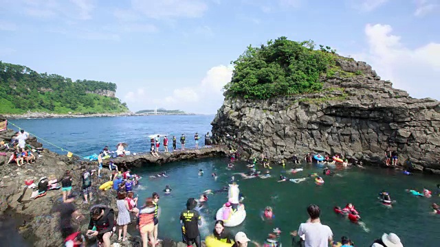 人们在黄屋基海滩的seonnyeang(天然泳池)浮潜视频素材