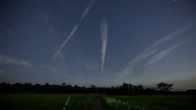 在济州岛的一个农场上的银河夜景视频素材