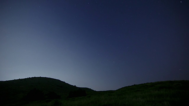 在济州岛的Yongnunioreum(山)上看到的星迹视频素材