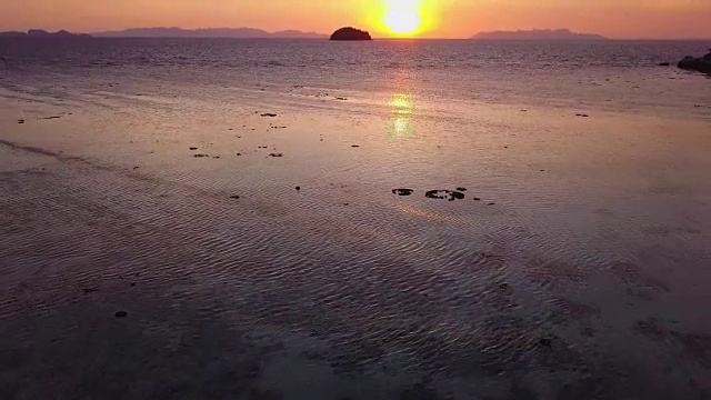 鸟瞰图跟踪长尾船和岩石海岸与水晶清澈的绿松石水Koh Lipe, Satun，泰国视频素材