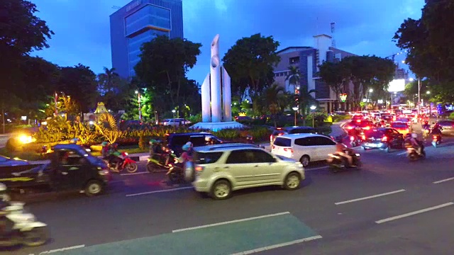 印度尼西亚泗水市苏迪曼大街的夜晚视频素材