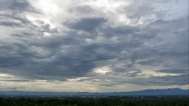 在下雨和雷暴之前，戏剧性的天空和暴风雨云的时间流逝视频素材