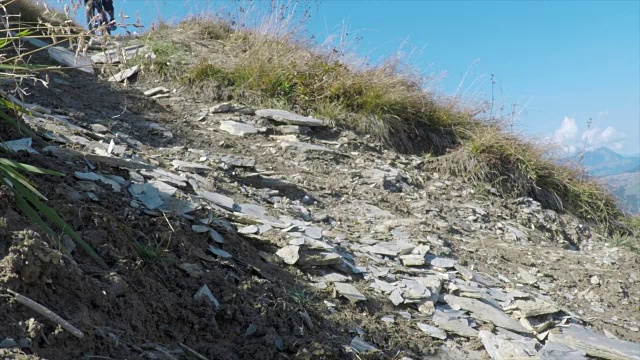 骑山地车的人在山区的岩石小道上骑车下山。视频素材