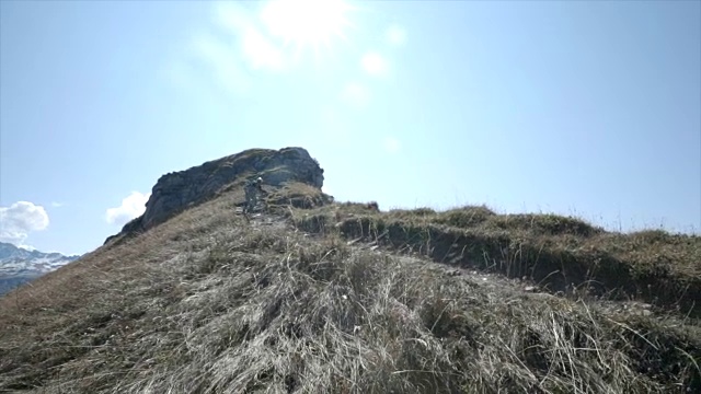 山地车在山里的一条小路上骑车下山。视频素材